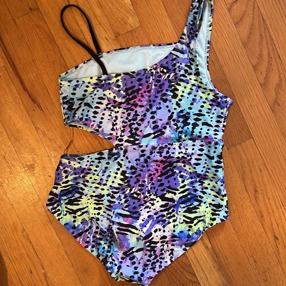 GirlsVery Cute One Piece - Picture 2 of 3